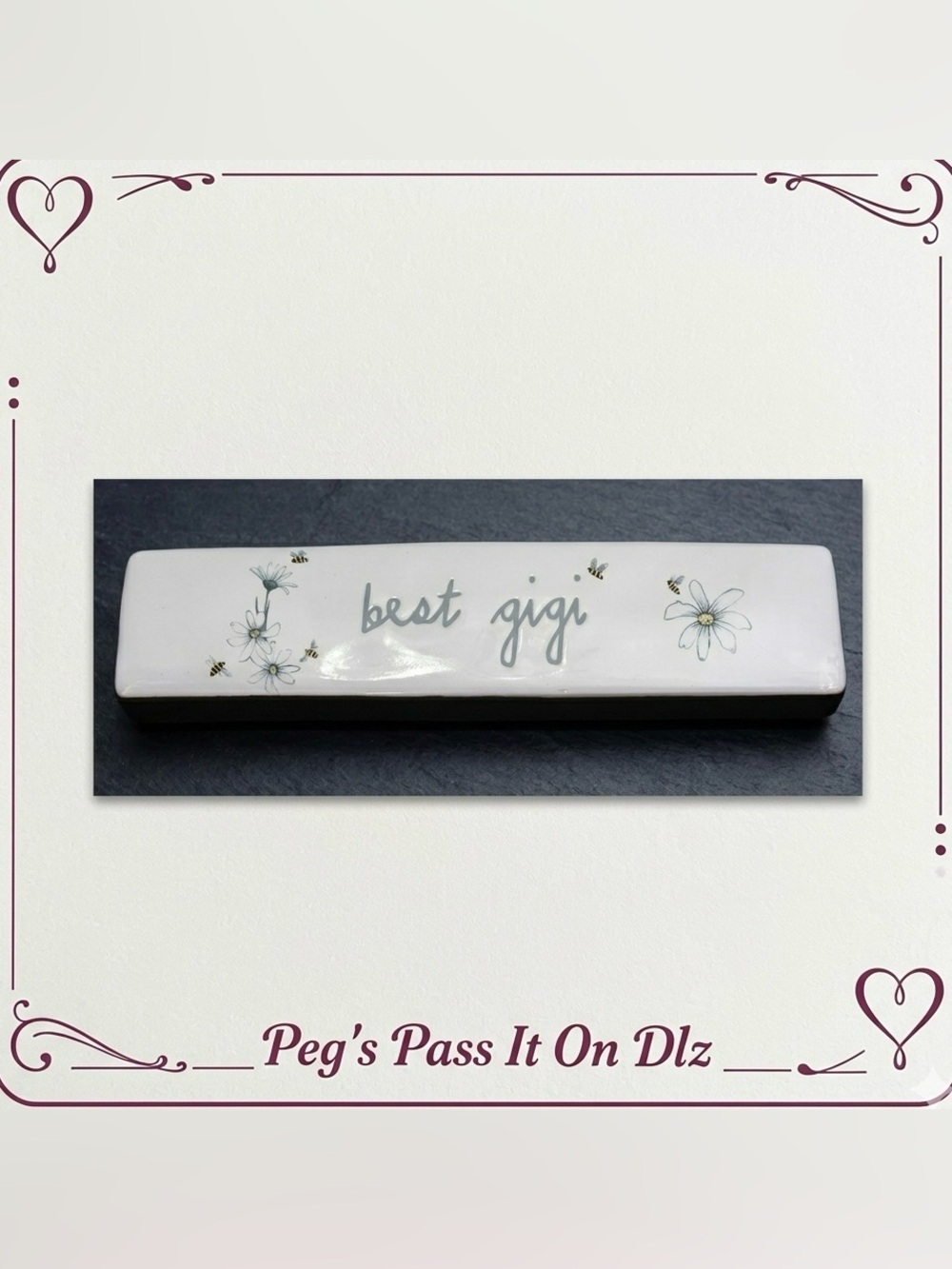 🆕 Rae Dunn "best gigi" Ceramic Triangular Plaque with Bees and Daisies
